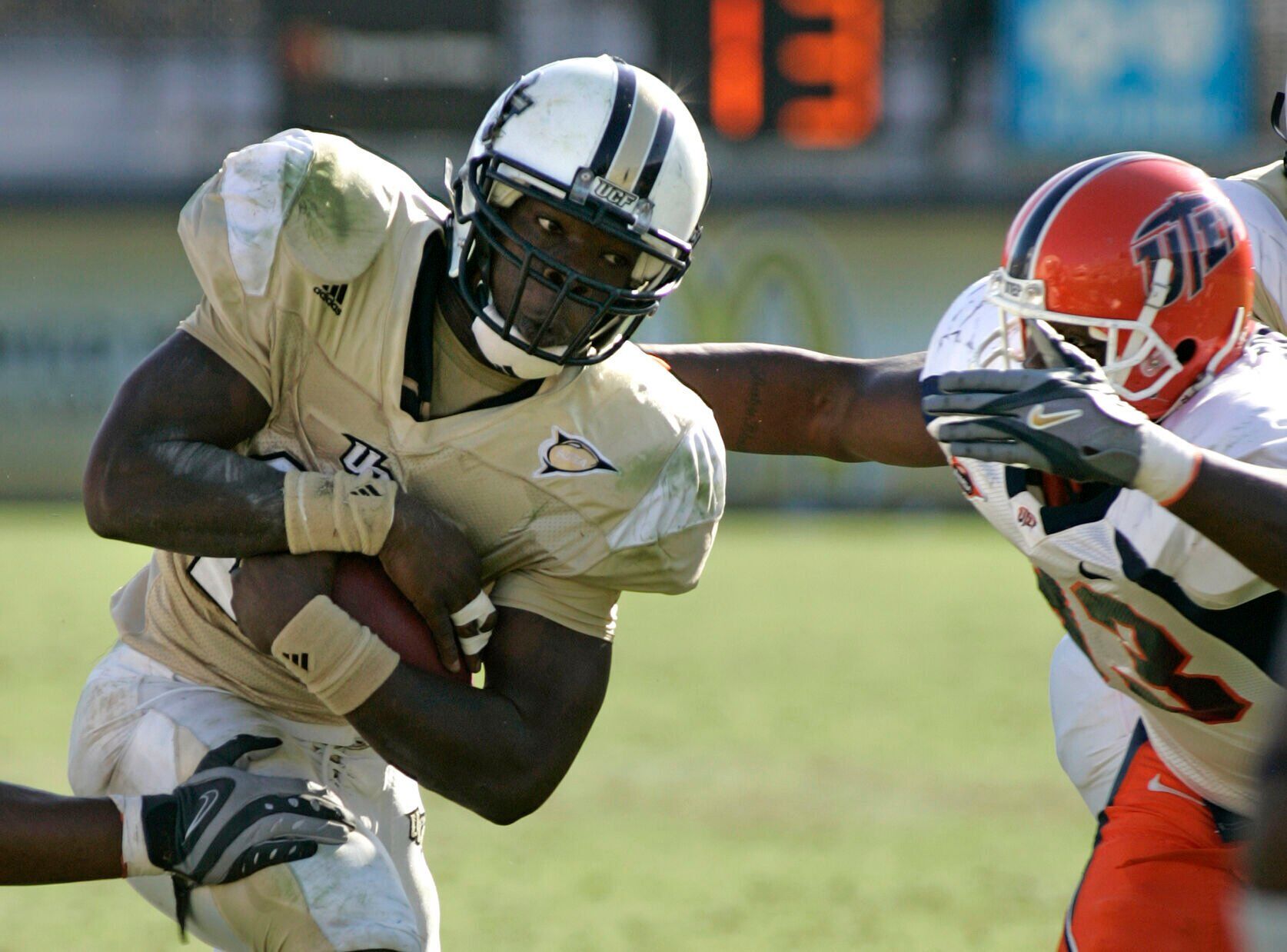 2007: UCF's Kevin Smith rushes for 219 yards to surpass 2,000 for season